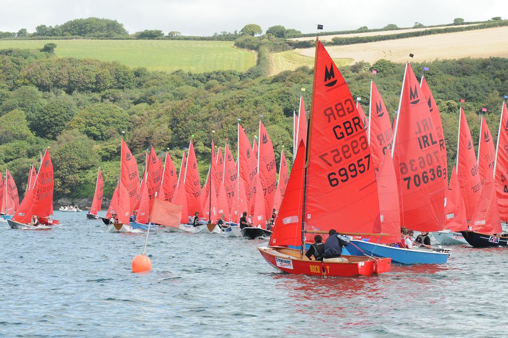 A fleet of about 70 Mirror dinghies starting a race
